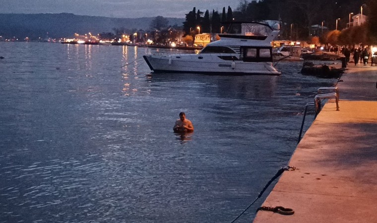 Sarıyerde yılın son günü denize girip, buz gibi suya daldılar