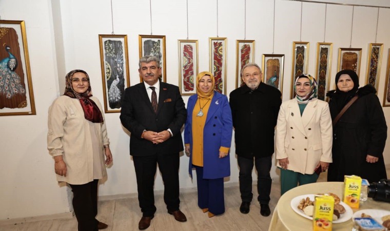 Selçukludan günümüze gelen motifleri ağaç parçalarına işleyerek yaşatıyor