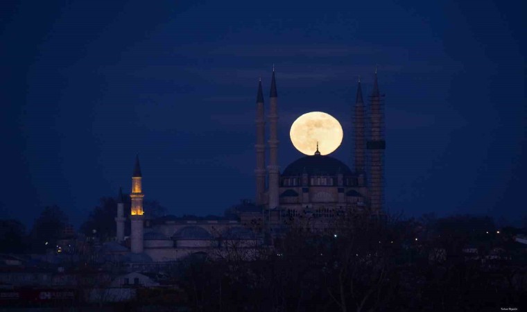 Selimiye Camii ile dolunay manzarası mest etti