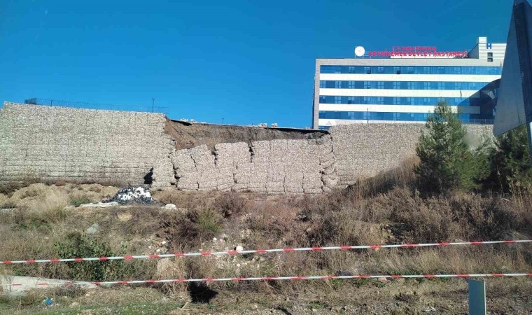 Seydikemer Devlet Hastanesinin istinat duvarı yıkıldı