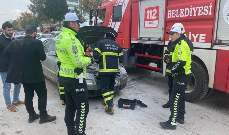 Seyir halindeki otomobil alev aldı