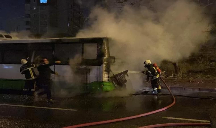 Seyir halindeyken alev alan özel halk otobüsü kullanılamaz hale geldi