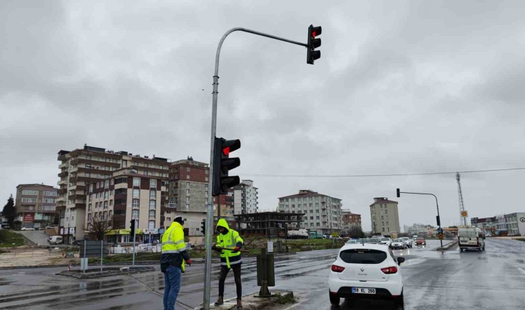 Şiddetli rüzgar trafik ışıklarını ters çevirdi