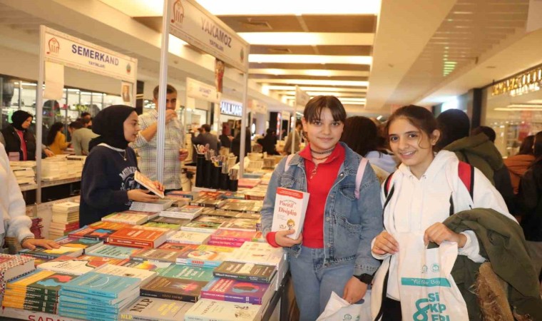 Siirtte binlerce kitap okuyucusunun beğenisine sunuldu