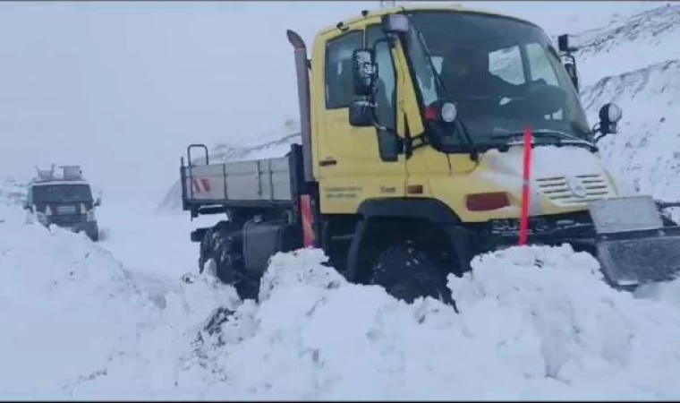 Siirt’te karda mahsur kalan minibüs ve otomobildeki 6 kişi kurtarıldı