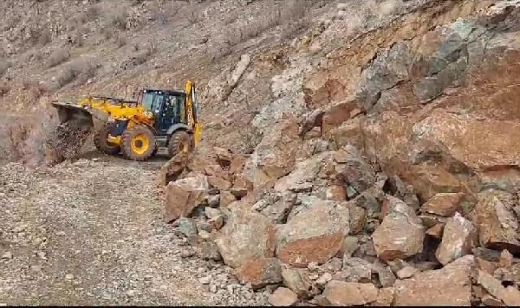 Siirt’te kayaların düştüğü yol ulaşıma kapandı