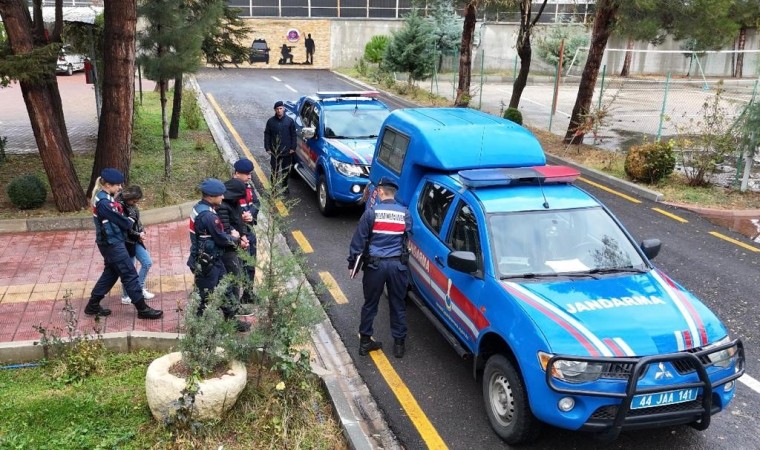 Silahlı ve maskeli soyguncular jandarmadan kaçamadı