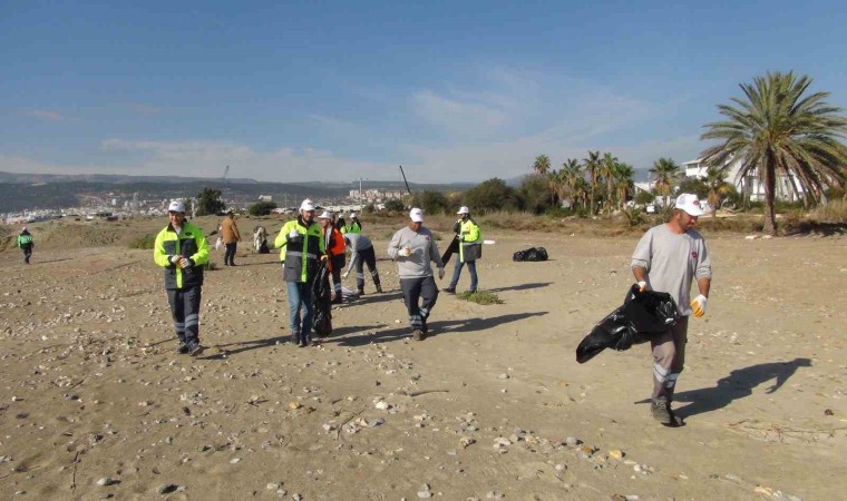 Silifkede “Denizlere Mavi Yakışır” sloganı ile sahil temizliği yapıldı