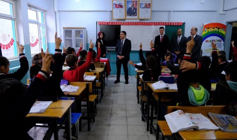 Şırnak Valisi Atay, Uluderede okulları gezdi