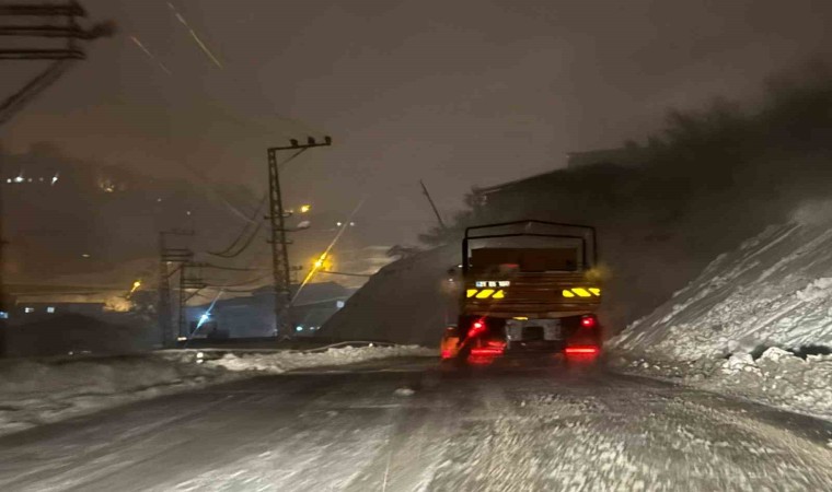 Şırnakta kar nedeniyle kapanan yolları açma çalışmaları devam ediyor