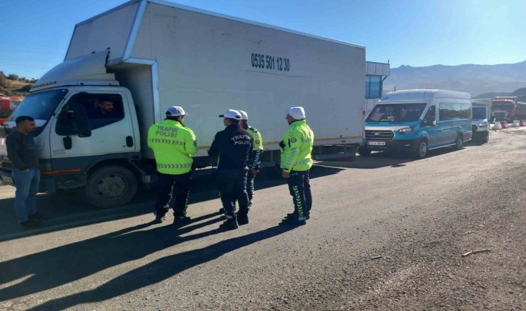 Şırnakta trafik ekipleri zorunlu kış lastiği denetimi yaptı