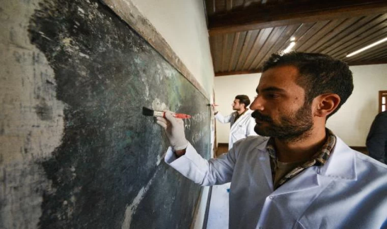 Sıva altından çıkarılan 90 yıllık taş tahta, üzerindeki izlerle korumaya alındı