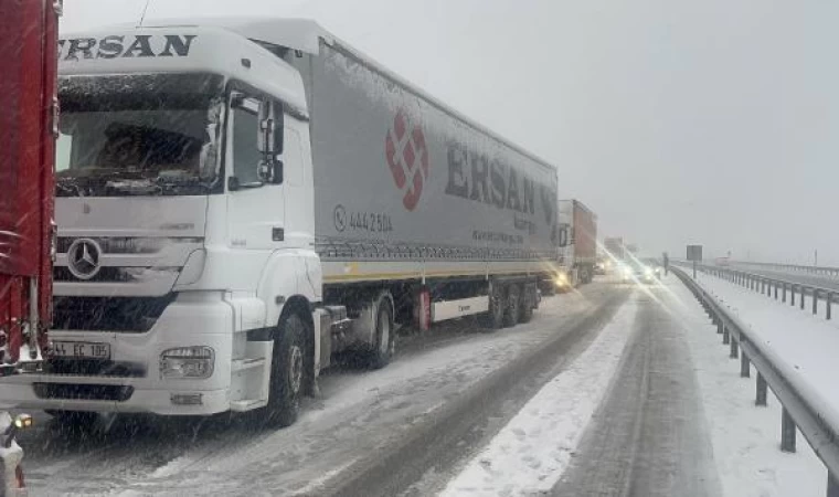 Sivas’ta yoğun kar yağışı trafikte aksamalara neden oldu