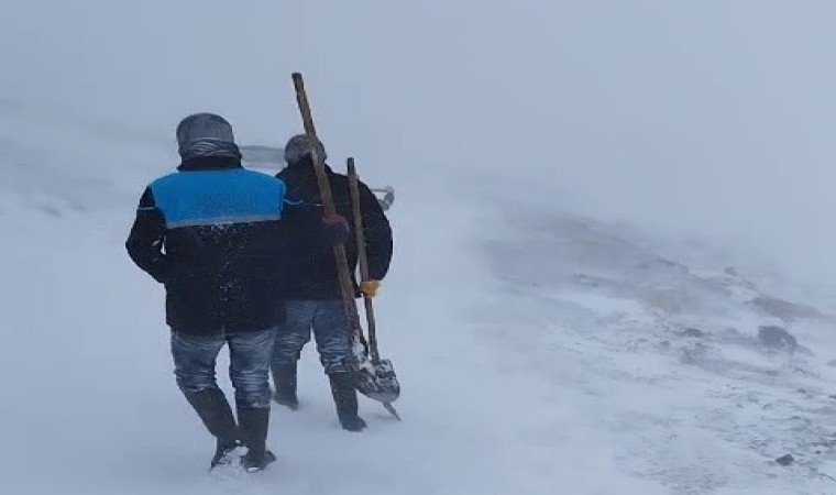 Soğuk ve fırtınalı havada ekiplerden hummalı çalışma