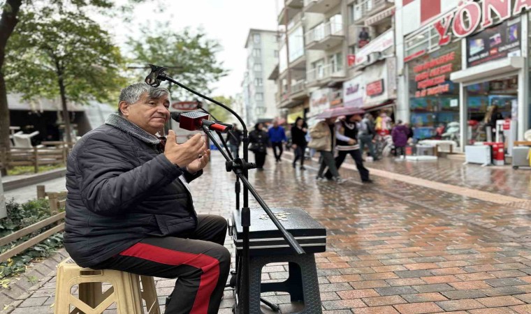 Sokaklarda her koşulda şarkı söyleyerek geçimini sağlıyor