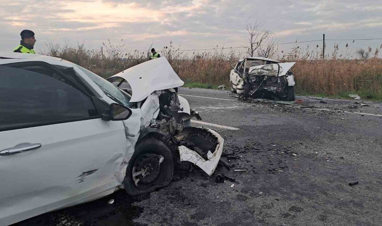 Sökede otomobiller kafa kafaya çarpıştı: 2 yaralı