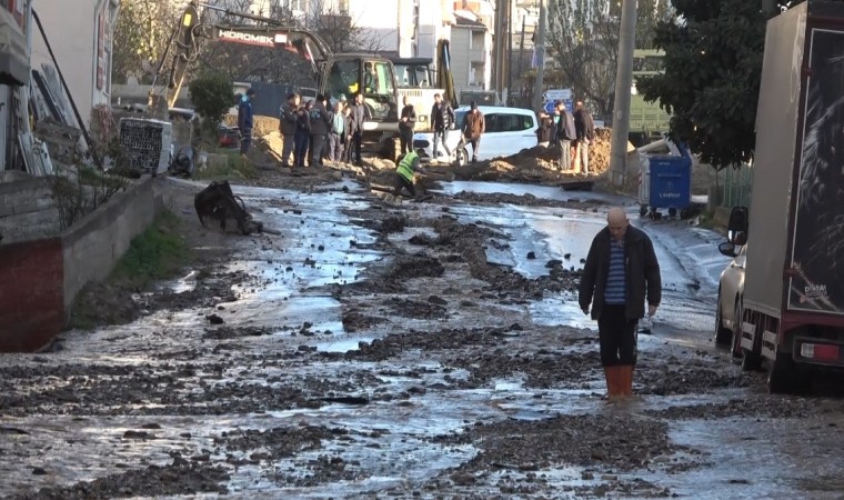 Su borusu patladı, yollar dere gibi aktı