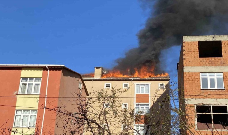 Sultanbeylide apartman çatısı alev alev yandı