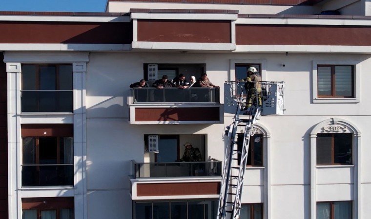 Sultangazide 15 katlı binada yangın çıktı, vatandaşlar mahur kaldı