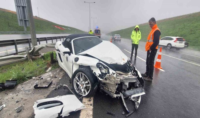 Sultangazide direksiyon hakimiyetini kaybeden sürücü bariyere çarptı: Lüks araç hurdaya döndü