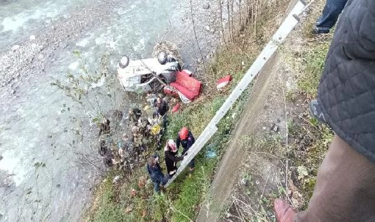 Sürücü adayının kullandığı otomobil dereye uçtu: 3 yaralı