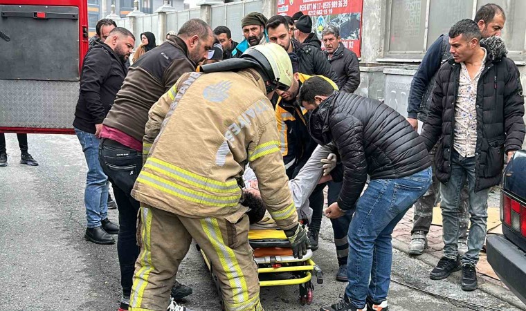 Sürücüsünün kontrolünden çıkan araç kız yurdunun duvarına çarptı: Kaza anı kamerada