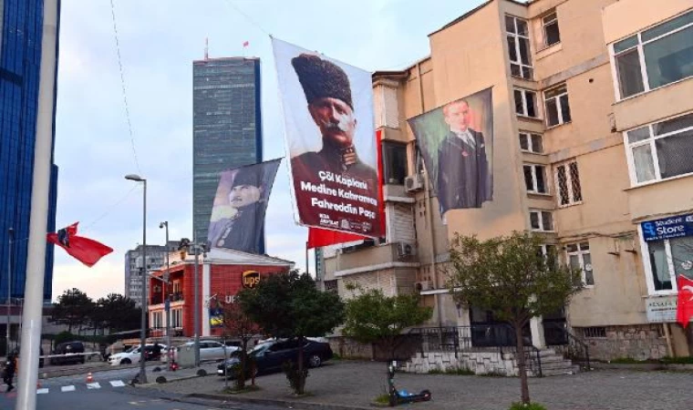 Suudi Arabistan Başkonsolosluğu’nun olduğu sokağa Atatürk, Fahreddin Paşa görselleri ve Türk bayrakları asıldı