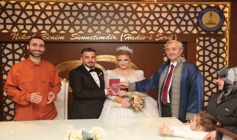 Tahmazoğlundan evlenen gençlere nikah sürprizi