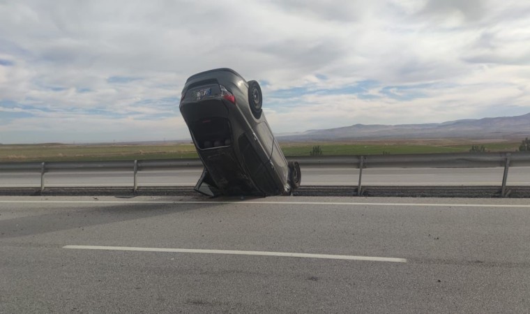 Takla atıp refüje giren otomobilde 2 kişi yaralandı