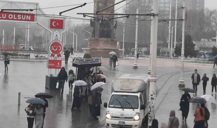 Taksimde etkili olan sağanak yağış ve rüzgar vatandaşlara zor anlar yaşattı