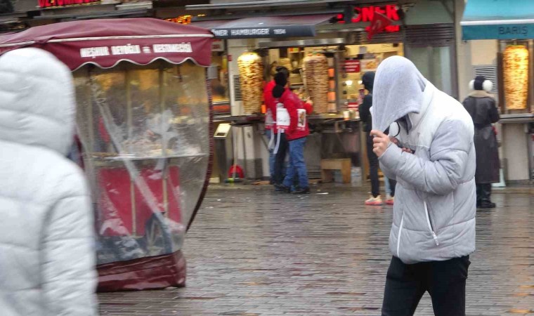 Taksimde kuvvetli rüzgar ile yağış vatandaşlara zor anlar yaşattı