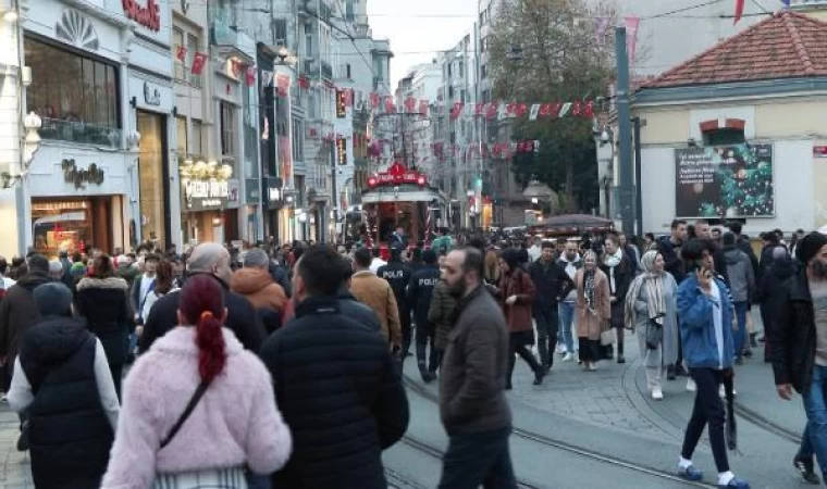 Taksim’de yeni yıla saatler kala hareketlilik başladı