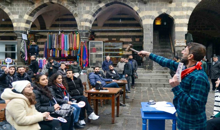 Tarihi Hasan Paşa Hanında kitap mezadı