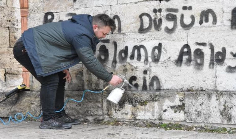 Tarihi medresedeki sprey boyalı yazılar, ’boya çürütme’ ile silindi