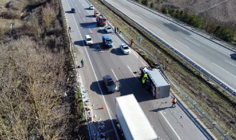 TEM’de 2 kamyonet çarpıştı; 1 sürücü yaralı