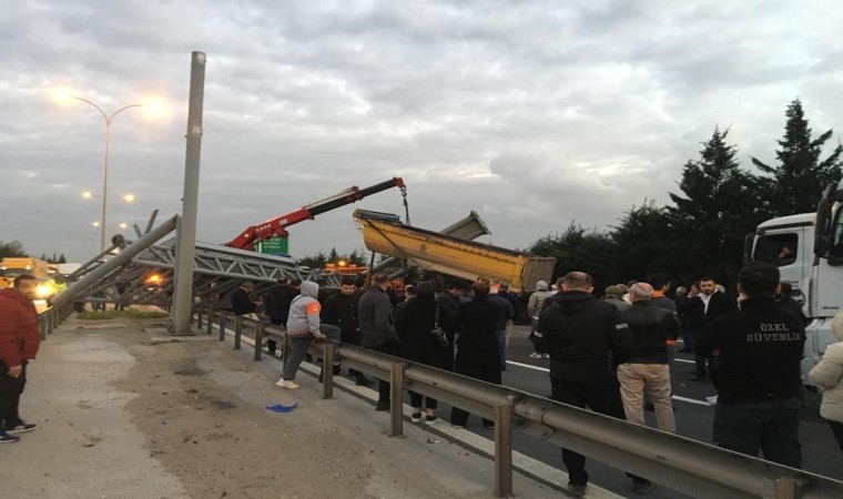 TEMde damperi açılan tır yön levhasını devirdi: Ankara istikameti trafiğe kapandı