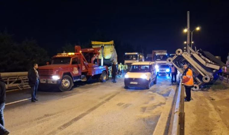 TEM’de TIR’ın açılan damperi tabelaya çarptı; Ankara yönü ulaşıma kapandı (2)