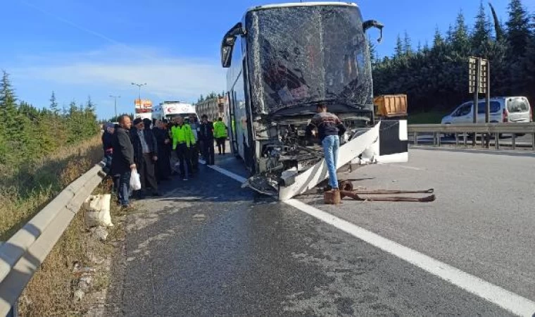 TEM’de yolcu otobüsü, TIR’a arkadan çarptı: 13 yaralı