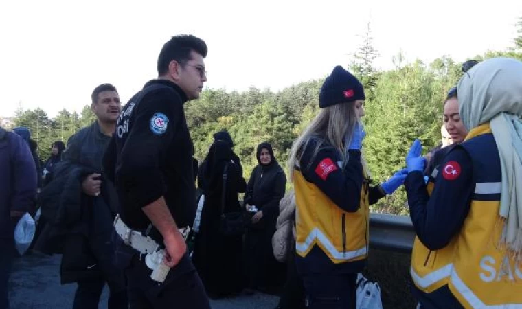 TEM’de yolcu otobüsü, TIR’a arkadan çarptı: 13 yaralı (2)