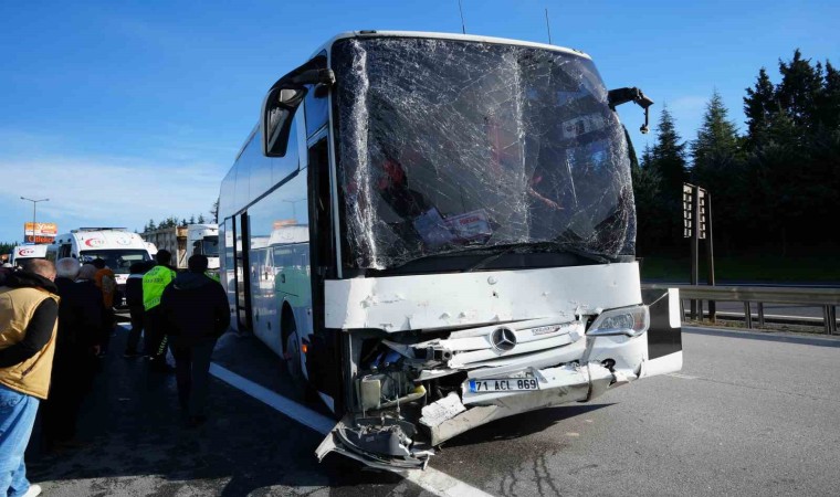 TEMde yolcu otobüsü tıra çarptı: 13 yaralı