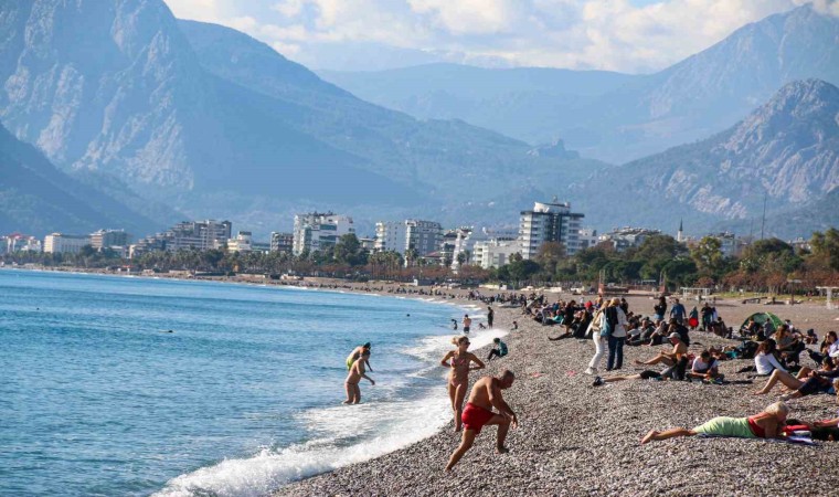 Termometrelerin 19 dereceyi gösterdiği Antalyada Aralık ayında deniz keyfi