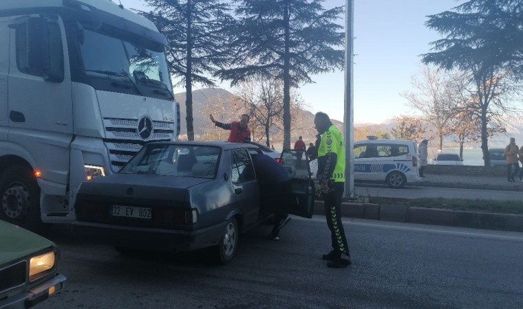 Tır otomobile çarptı, şans eseri yaralanan olmadı