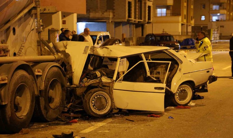 Tıra arkadan çarpan otomobil kağıt gibi parçalandı: 1 ölü, 4 yaralı