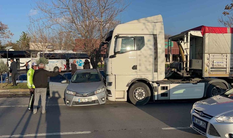 Tırın önünde sürüklenen otomobildeki 3 kişi yaralandı