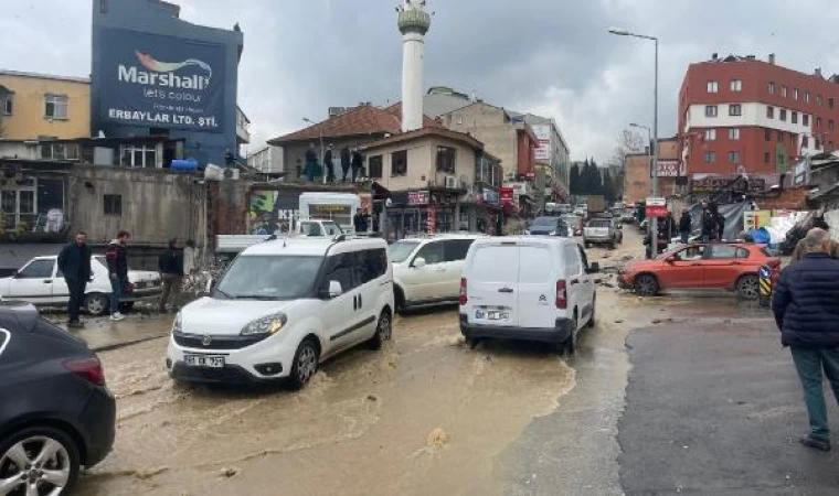 Trabzon’da su borusu patladı; yollar göle döndü, iş yerlerini su bastı