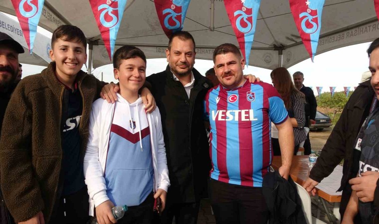 Trabzonspor Başkanı Ertuğrul Doğan, taraftarlara hamsi ikram etti