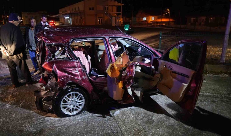 Trafik ışıklarında feci kaza: 3ü ağır 6 yaralı