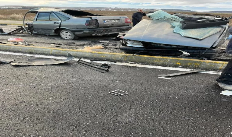 Tramvay yolundaki direğe çarpan otomobil ikiye bölündü: 1 ölü, 3 yaralı