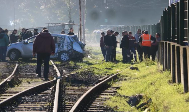 Tren, hemzemin geçitte otomobile çarptı; 1’i çocuk 3 yaralı