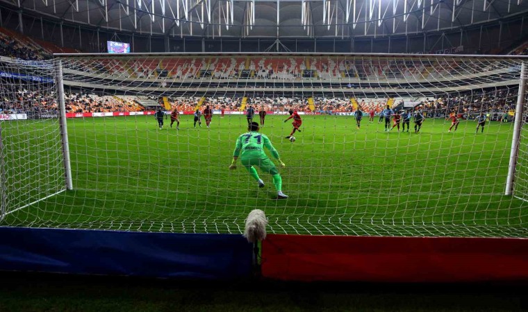 Trendyol Süper Lig: Y. Adana Demirspor: 1 - Samsunspor: 2 (İlk yarı)